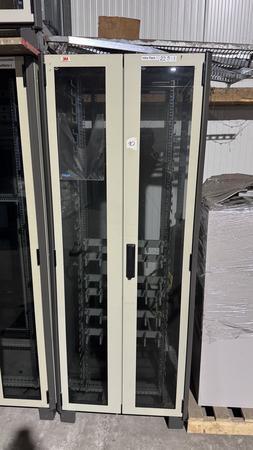 Serverschrank, 80x80x210cm, eine Seitenwand fehlt, Tr demontiert aber vorhanden