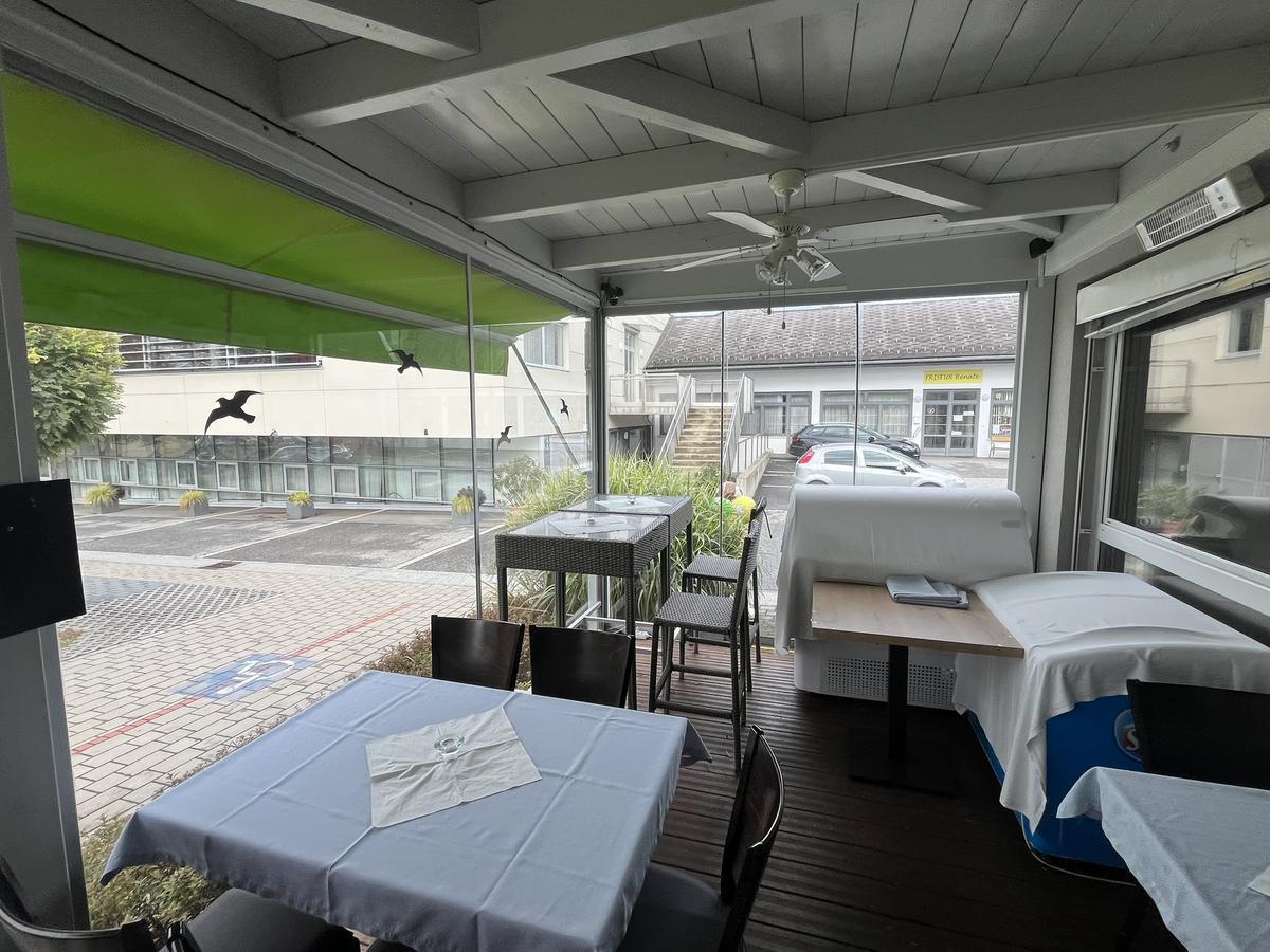 Seitenwand/Fix/Schiebeglasverglasung vom Wintergarten ca. 3x9 m mit 3 Schiebe/2 Fixelemente?d=2025-11-23 14:50:18