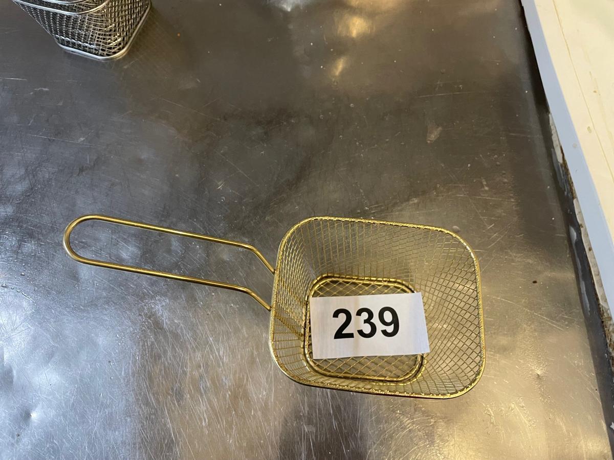 25 Stk. Fritterkorb für Beilagen ca. 10x9cm, 17 Stk. Servierschüsseln und 7 Stk. bunte Glasteller?d=2025-11-23 15:42:50