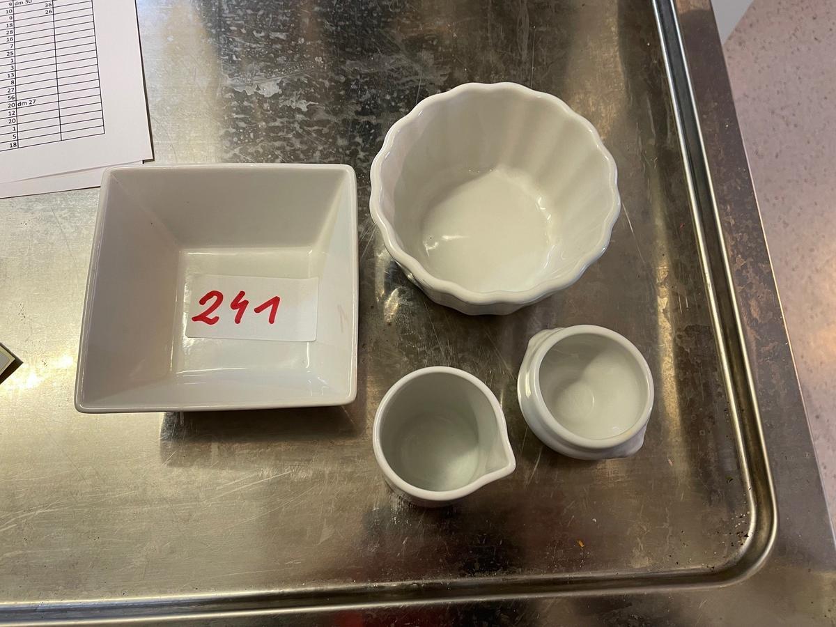 18 Stk. Beilagenschüsseln, 28 Stk. Löwenkopfschüsseln/Bechschüsseln, 16 Stk. Saucieren?d=2025-11-23 15:43:52