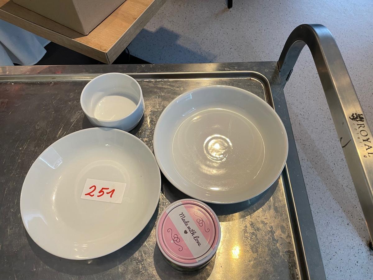 15 Stk. Suppenteller EaR, 12 Stk. Teller Ear, 14 Stk. tiefe Teller, 21 Stk. Glasschüsseln klein?d=2025-11-23 15:42:39