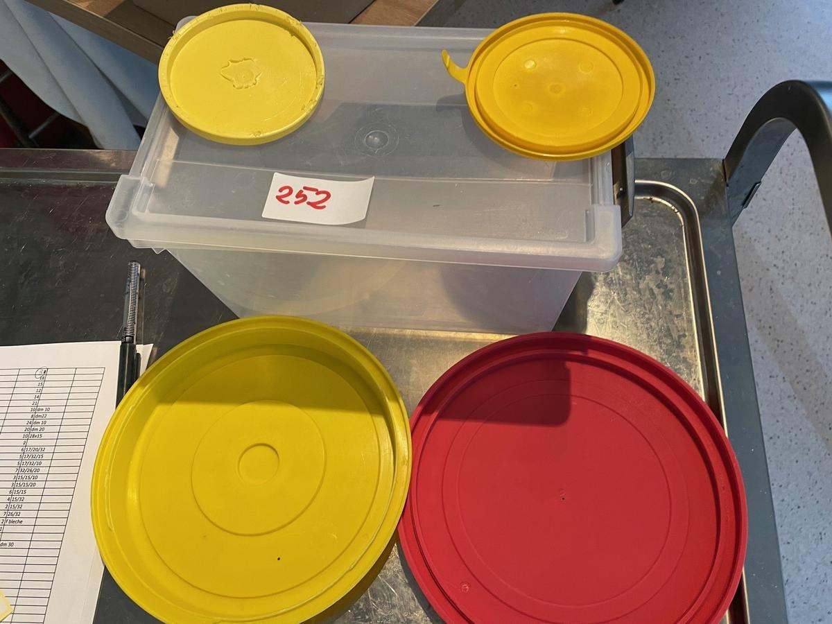 10 Stk. Silikondeckel DM 10cm, 8 Stk. Silikondeckel DM 22cm, 24 Stk. Deckel gelb DM 10cm, 20 Stk. Deckel gelb DM 20cm, 10 Stk. Boxen Plastik mit Deckel 28x15cm
