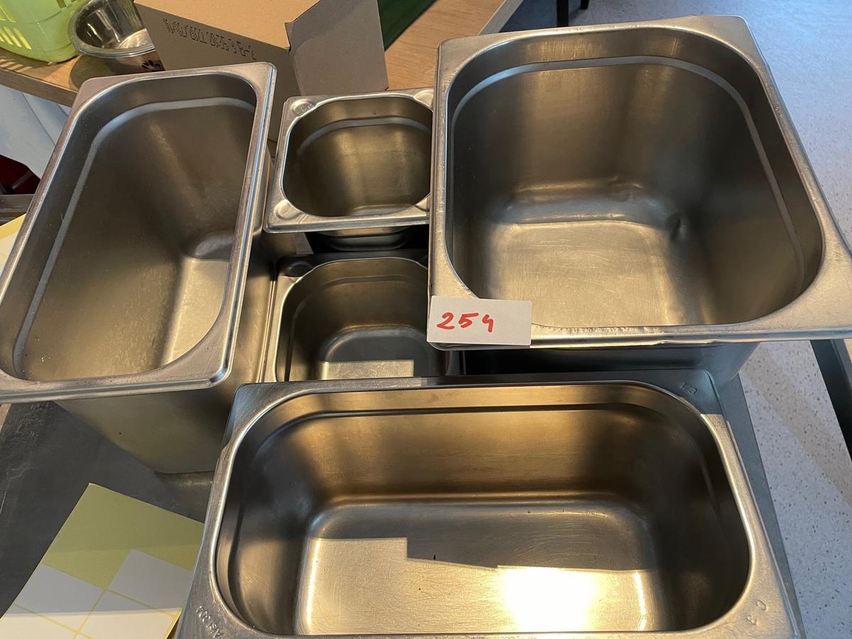 Posten NIRO Einsätze bestehend aus 6 Stk. NIRO Einsätze 17x20x32cm, 5 Stk. NIRO Einsätze 17x32x15cm, 5 Stk. NIRO Einsätze 17x32x10cm, 7 Stk. NIRO Einsätze 32x26x20cm, 3 Stk. NIRO Einsätze 15x15x10cm, 3 Stk. NIRO Einsätze 15x15x20cm?d=2025-11-23 15:42:42