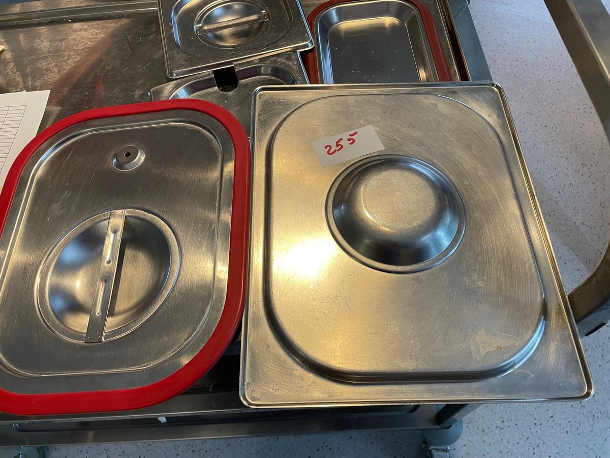 Posten Niro Deckel bestehend aus 6 Stk. Niro Deckel 15x15cm, 4 Stk. Niro Deckel 15x32cm, 2 Stk. Niro Deckel Silikon 15x32cm, 7 Stk. Niro Deckel 26x32cm, 2 Stk. Niro Deckel Bleche?d=2025-11-23 15:43:56