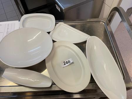 15 Stk. ovale Teller, 11 Stk. eckige Teller, 9 Stk. Porzellan Schsseln DM 30cm, 10 Stk. tiefe Porzellanschsseln oval DM 36cm, 9 Stk. ovale Porzellanschsseln DM 26cm