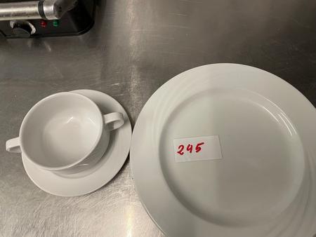 27 Stk. Suppentassen wei, 56 Stk. Unterteller wei, 20 Stk. Teller DM 27cm