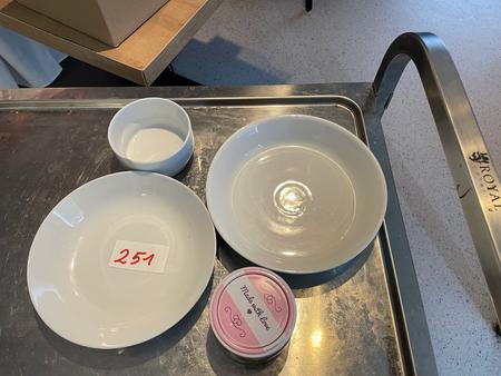 15 Stk. Suppenteller EaR, 12 Stk. Teller Ear, 14 Stk. tiefe Teller, 21 Stk. Glasschsseln klein