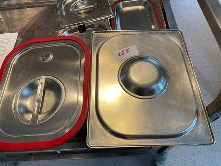 Posten Niro Deckel bestehend aus 6 Stk. Niro Deckel 15x15cm, 4 Stk. Niro Deckel 15x32cm, 2 Stk. Niro Deckel Silikon 15x32cm, 7 Stk. Niro Deckel 26x32cm, 2 Stk. Niro Deckel Bleche