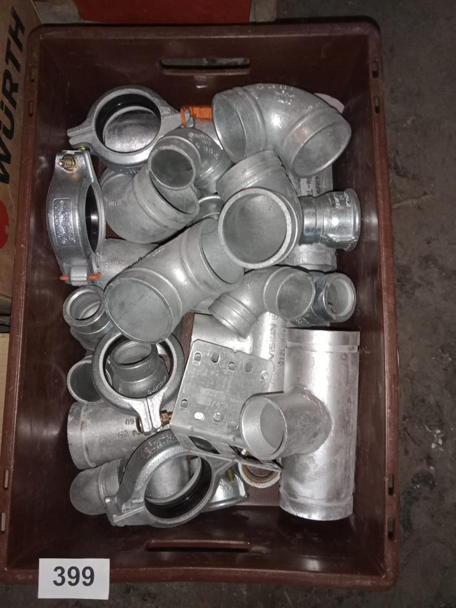 1 Box befüllt mit Kniestücken,Anschlußstücken?d=2025-12-02 17:16:48