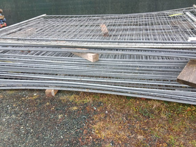 10 Stk. Bauzaunelemente, 350x200cm, mit Sockelsteinen?d=2025-12-02 18:00:19