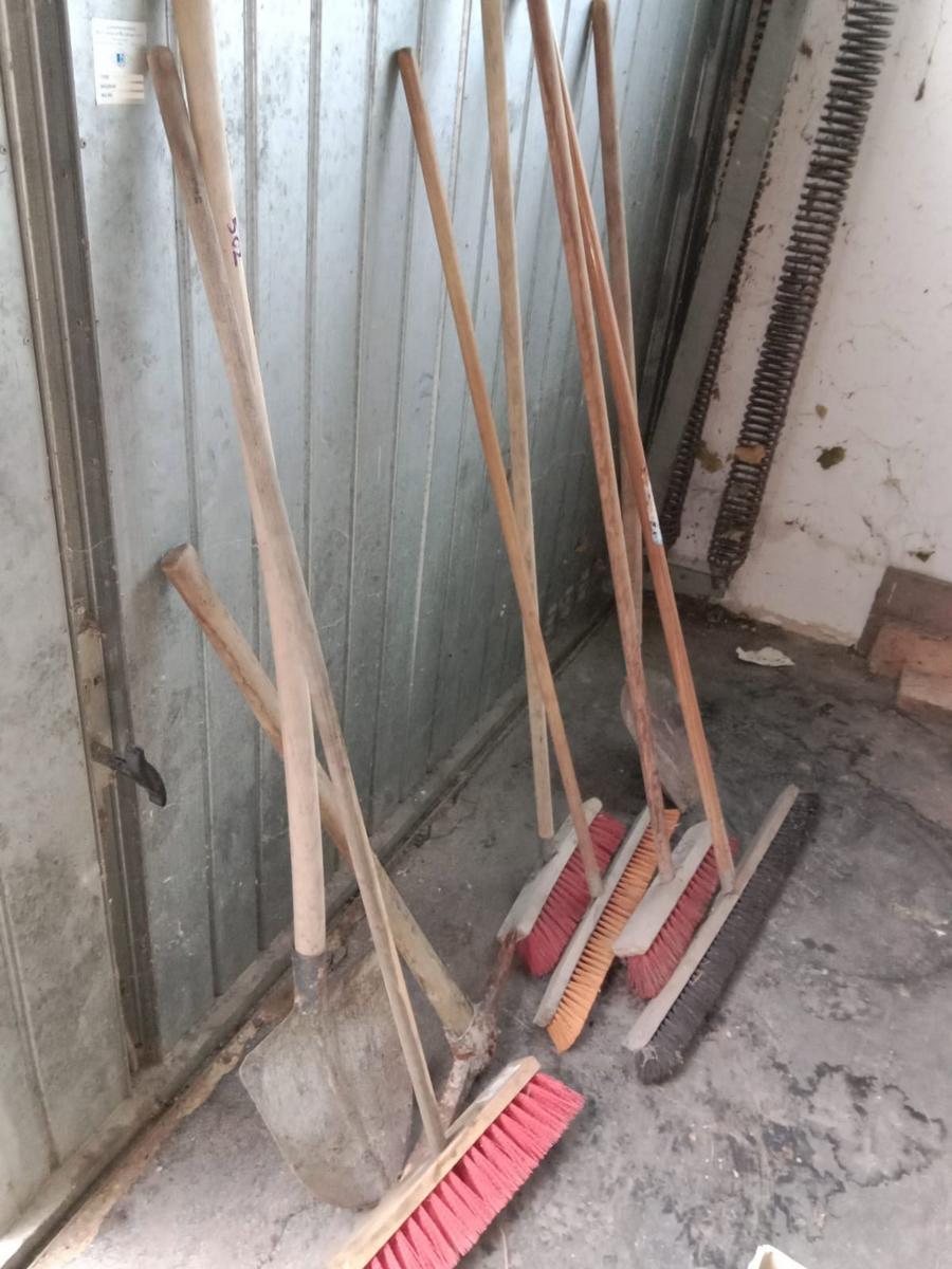 Posten Besen,Werkzeuge?d=2025-12-02 18:00:22