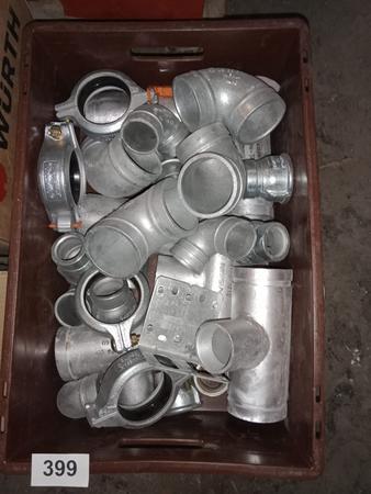 1 Box befllt mit Kniestcken,Anschlustcken