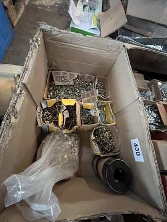 1 Box befllt mit Rohrschellen