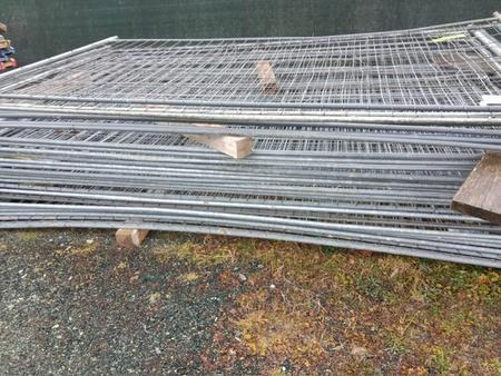 10 Stk. Bauzaunelemente, 350x200cm, mit Sockelsteinen