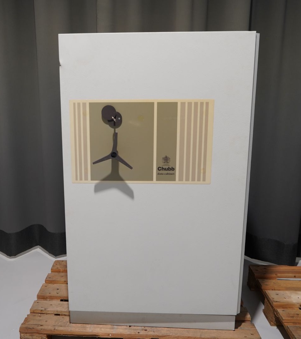 Tresor Chubb & Sons Lock and Safe Co., Breite: 83cm, Tiefe: 73cm, Höhe: 141cm, Farbe Platte / Korpus / Türen: Weiß, Sockel: Weiß?d=2025-11-26 11:20:32