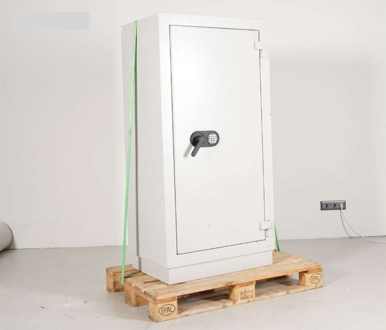 Tresor mit Zahlenschloss, Maße: 79,5 x 56 x 160 cm, Platte, Korpus und Türen: Hellgrau, Sockel: Hellgrau?d=2025-11-26 11:20:33