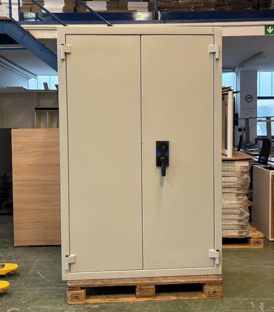 Tresor / Wertschutzschrank mit Schlüssel und Ersatzschlüssel, Breite: 126cm, Tiefe: 55cm, Höhe: 195cm, Farbe Platte / Korpus / Tür: Weiß?d=2025-11-26 11:23:41