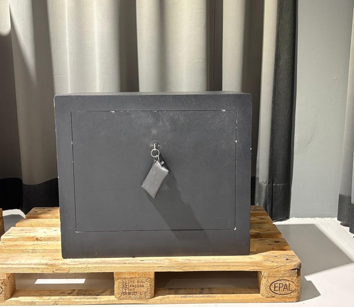 Tresor Wertheim, Breite: 41cm, Tiefe: 45cm, Höhe: 70cm, Farbe Platte / Tür / Korpus: Schwarz?d=2025-11-26 11:23:40