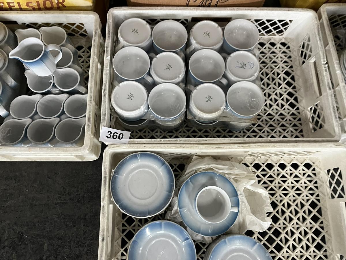 ca. 150 Kaffeetassen + 70 Milchkannen, inkl. Untersetzer?d=2025-11-29 09:48:06