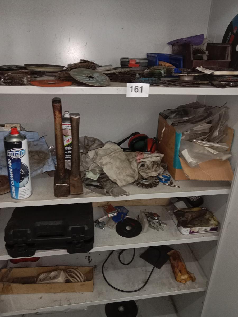 Schrankinhalt mit Flexscheiben und Zubehör