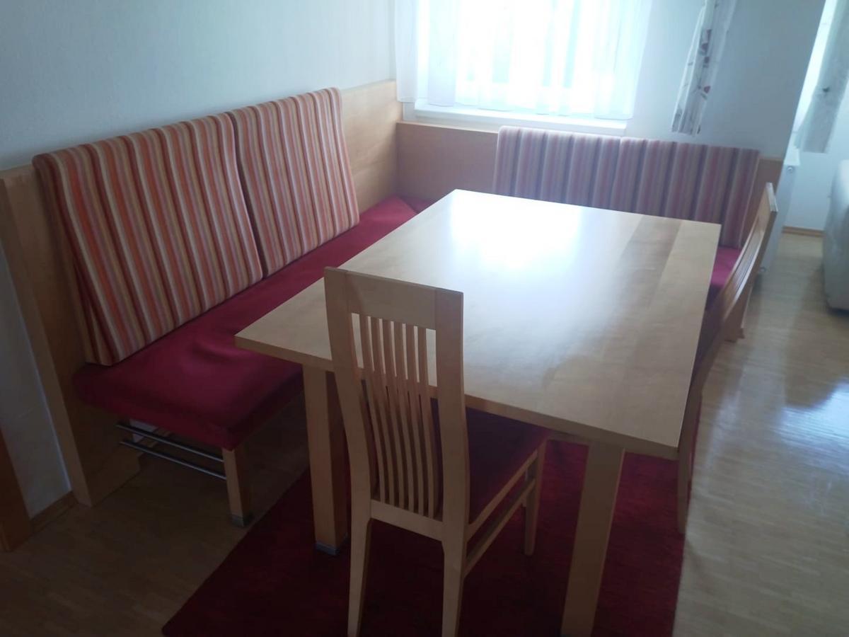 Esszimmer in Ahorn bestehend aus Tisch ca. 100 x 140 cm, 3 Sesseln und Bank?d=2025-12-02 17:16:50