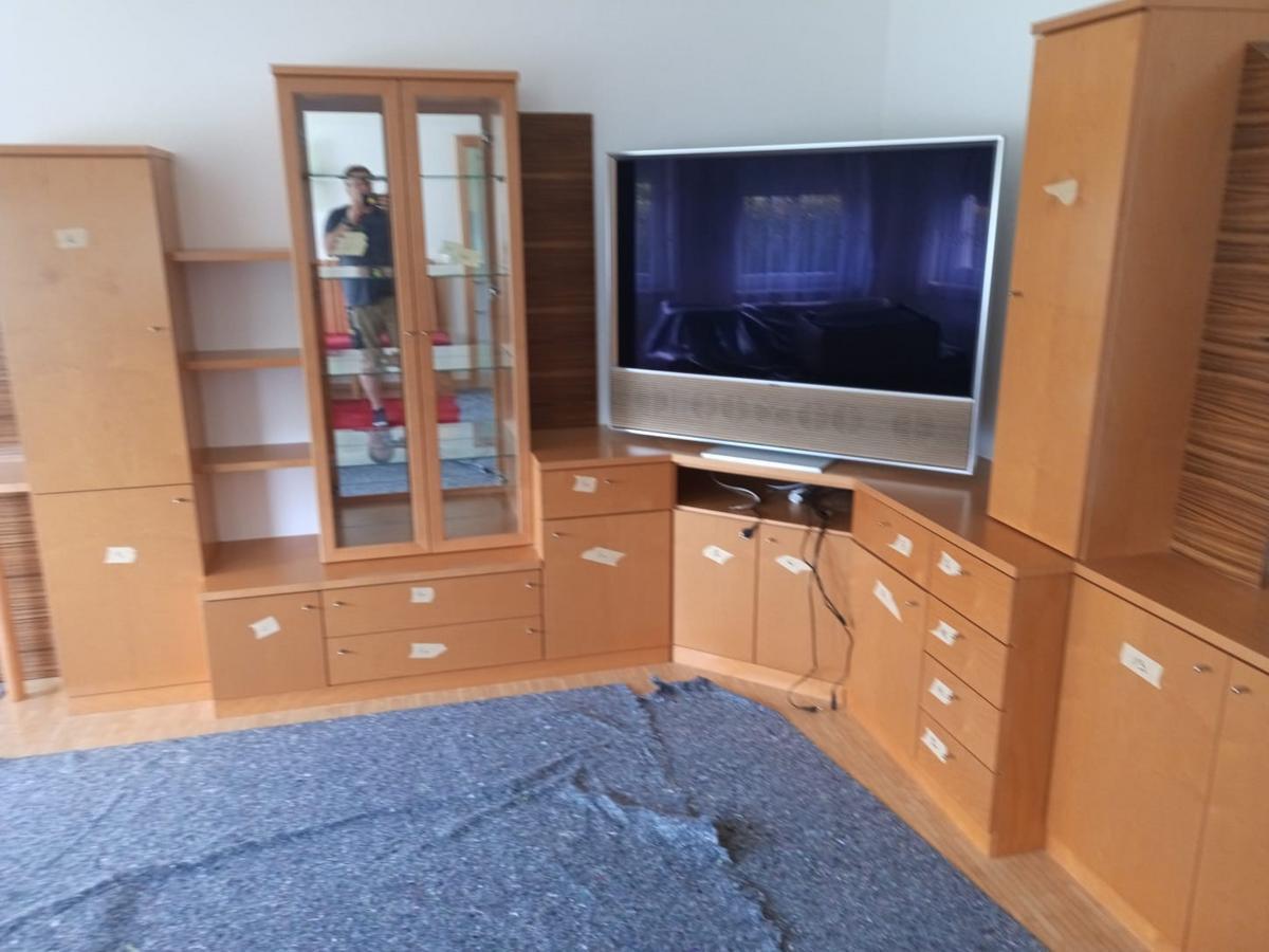 Wohnzimmer in Buche mit Unterteilen und Oberteilen, linker Teil ca. 210 cm, Mittelteil ca. 90 cm , rechter Teil  ca. 150 cm?d=2025-12-02 18:05:47