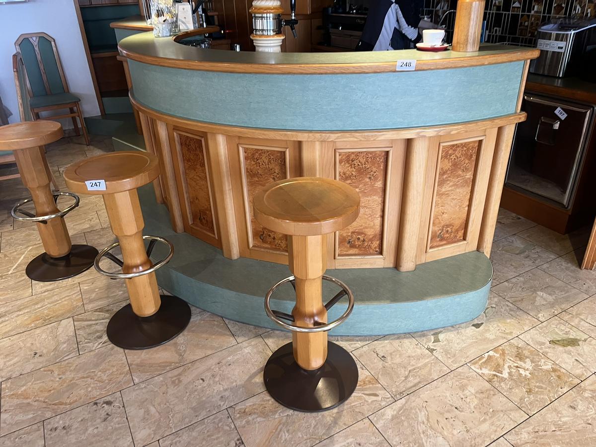 Barverbau mit Decke ca.430/140 cm mit H&auml;ngeschr&auml;nken,Pultverbau r&uuml;ckseitig 290/60/85 cm