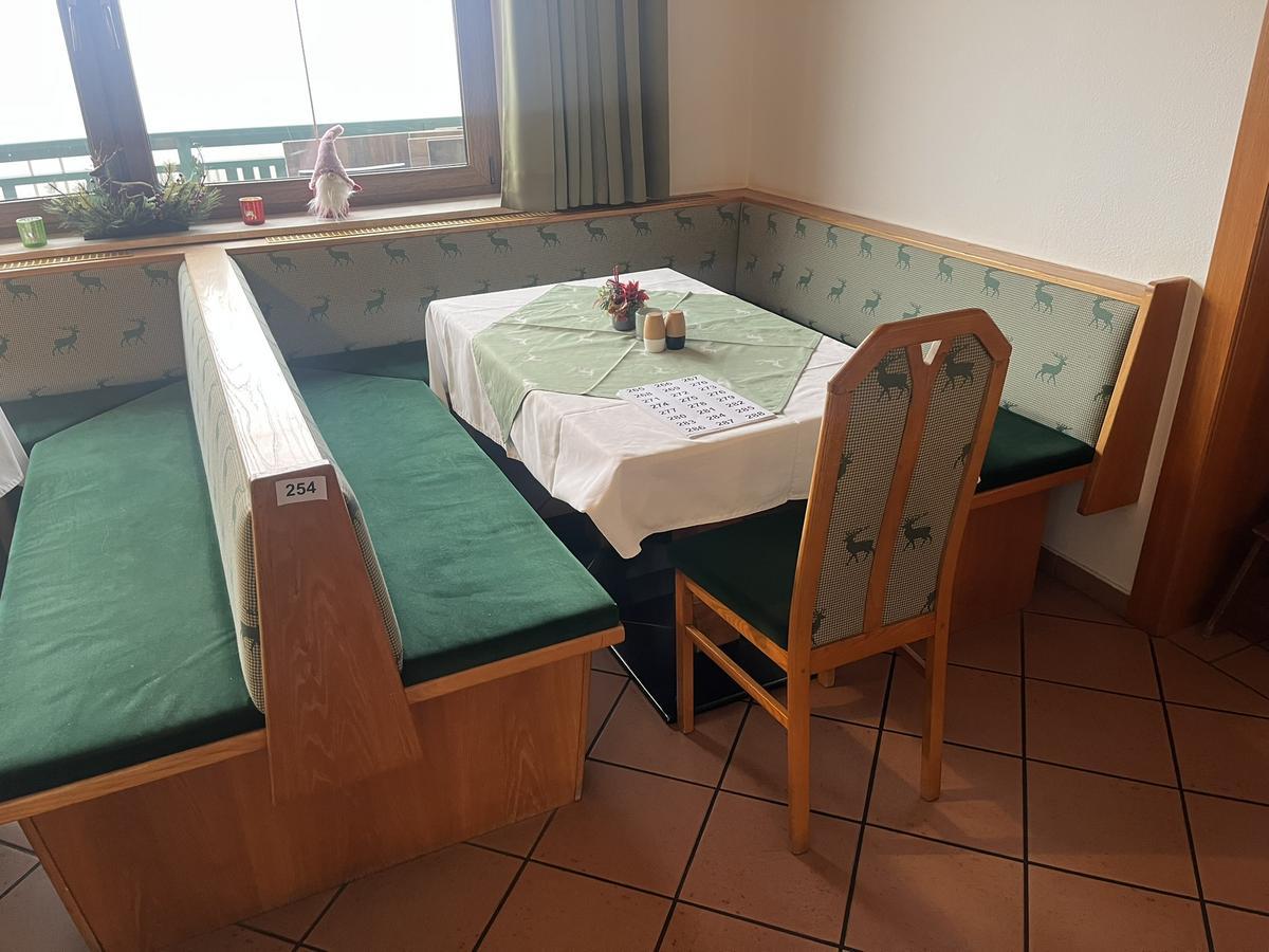 Doppel-U-f&ouml;rmige Sitzbankgruppe ca.410/195 cm - Teilung ca. 200/200 cm?d=2025-12-15 03:51:32