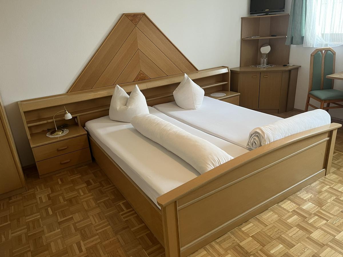 Doppelbett mit 2 Stk. Matratzen ca.200/80 cm , Doppeltür-Kleiderschrank ca. 218/93/58 cm , Tisch ca. 80x60 cm, Eckverbau ohne Kühlschrank ca. 73/64/69 cm?d=2025-12-14 09:31:59