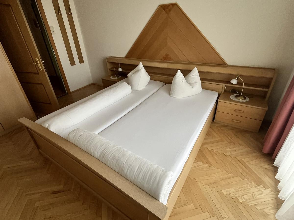 Doppelbett mit 2 Stk. Matratzen ca.200/80 cm , Doppeltür-Kleiderschrank ca. 218/93/58 cm , Tisch ca. 60x60 cm, Eckverbau ohne Kühlschrank ca. 73/64/69 cm?d=2025-12-14 09:31:43