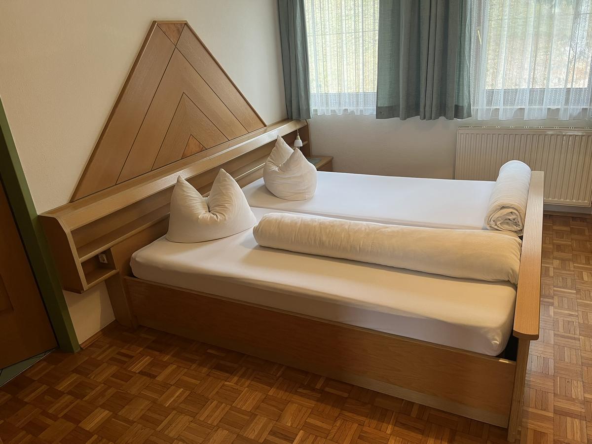 Doppelbett mit 2 Stk. Matratzen ca.200/80 cm , Doppelt&uuml;r-Kleiderschrank ca. 218/93/58 cm , Tisch ca. 60x60 cm, Eckverbau ohne K&uuml;hlschrank ca. 73/64/69 cm?d=2025-12-16 00:08:56