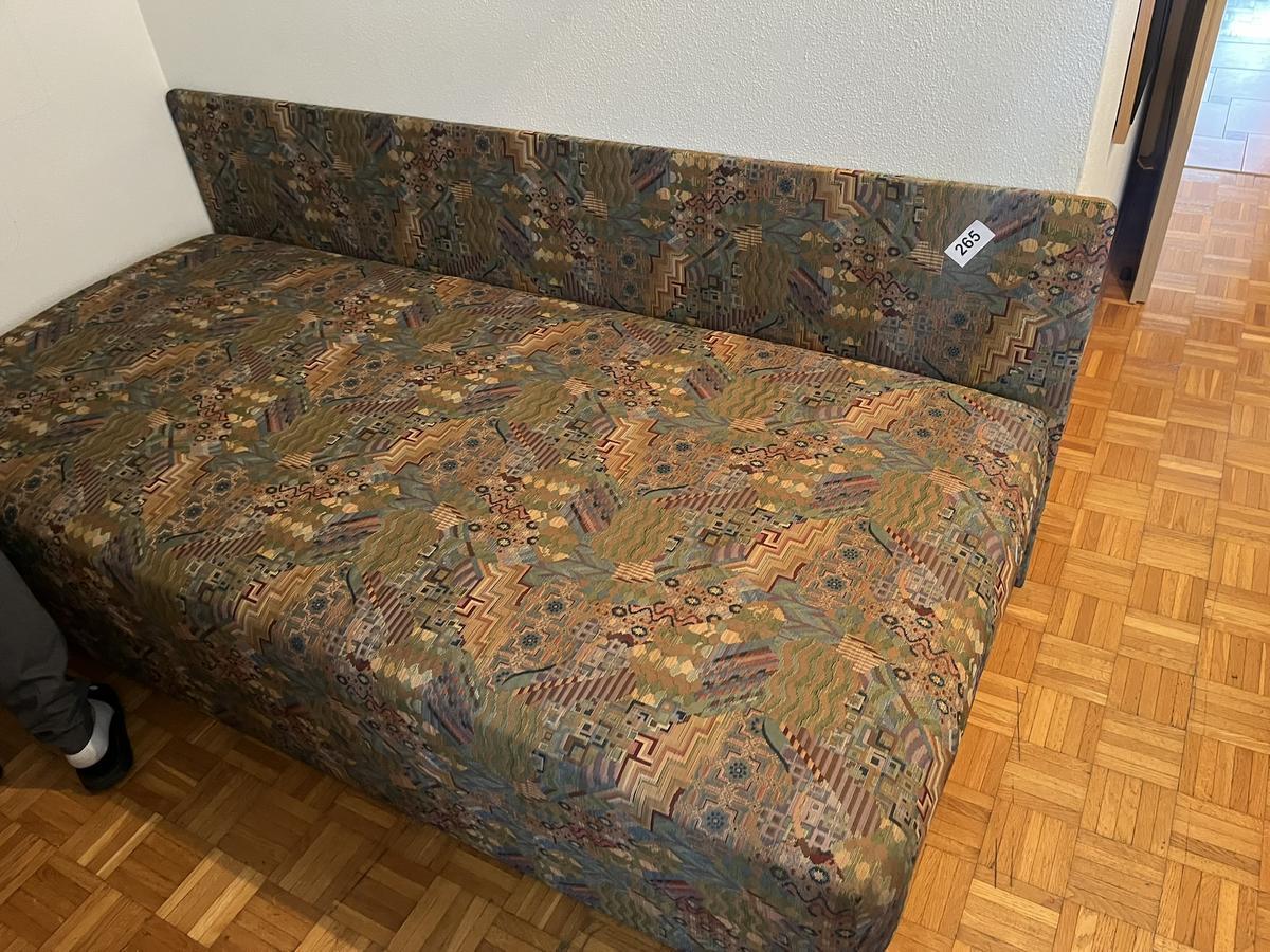 Doppelbett mit 2 Stk. Matratzen ca.200/80 cm , Doppelt&uuml;r-Kleiderschrank ca. 218/93/58 cm , Tisch ca. 80x65 cm, Eckverbau ohne K&uuml;hlschrank ca. 73/64/69 cm?d=2025-12-15 03:51:32