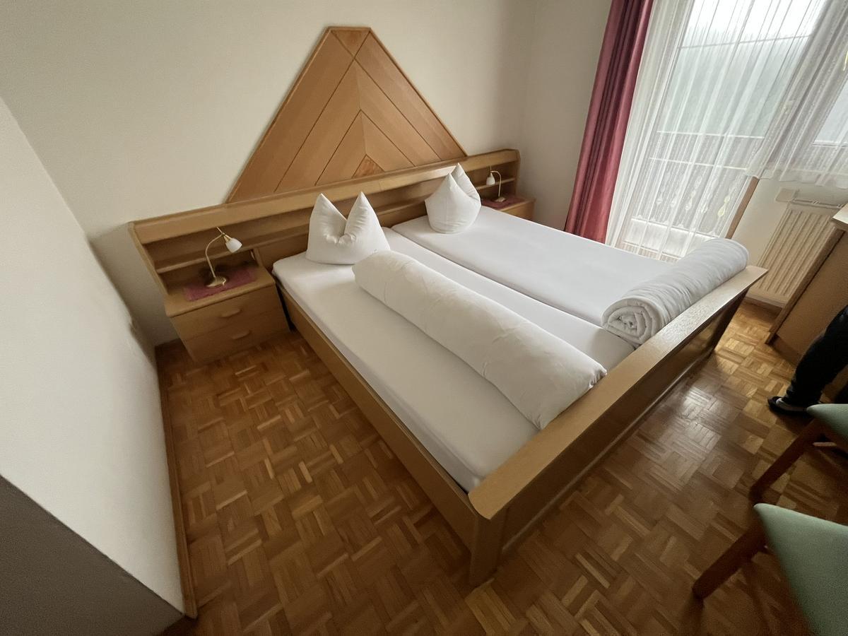 Doppelbett mit 2 Stk. Matratzen ca.200/80 cm , Doppelt&uuml;r-Kleiderschrank ca. 218/93/58 cm , Tisch ca. 80x60 cm, Eckverbau ohne K&uuml;hlschrank ca. 73/64/69 cm?d=2025-12-15 03:49:57