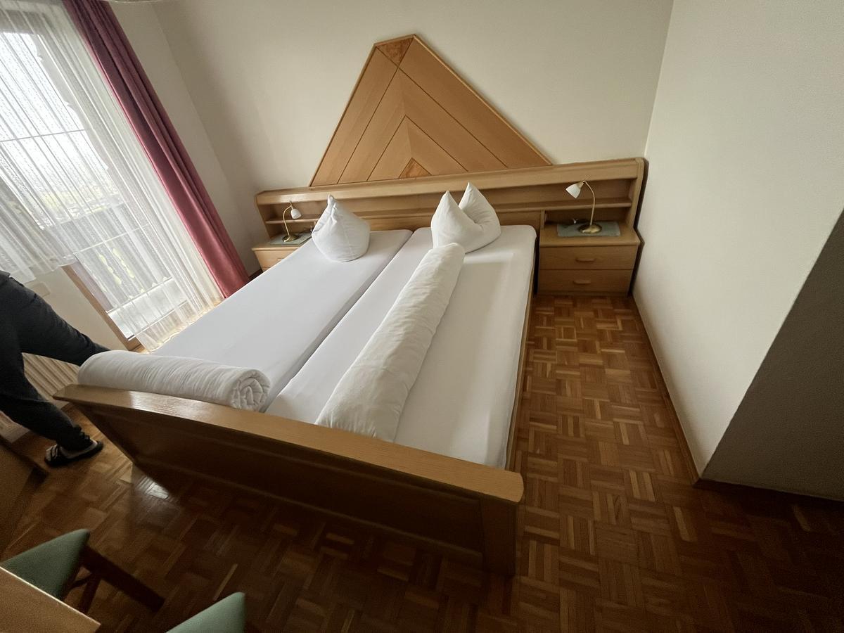 Doppelbett mit 2 Stk. Matratzen ca.200/80 cm , Doppeltür-Kleiderschrank ca. 218/93/58 cm , Tisch ca. 65x50 cm, Eckverbau ohne Kühlschrank ca. 73/64/69 cm