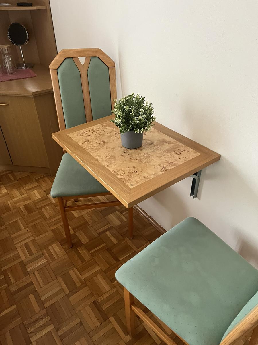 Doppelbett mit 2 Stk. Matratzen ca.200/80 cm , Doppeltür-Kleiderschrank ca. 218/93/58 cm , Tisch ca. 65x50 cm, Eckverbau ohne Kühlschrank ca. 73/64/69 cm
