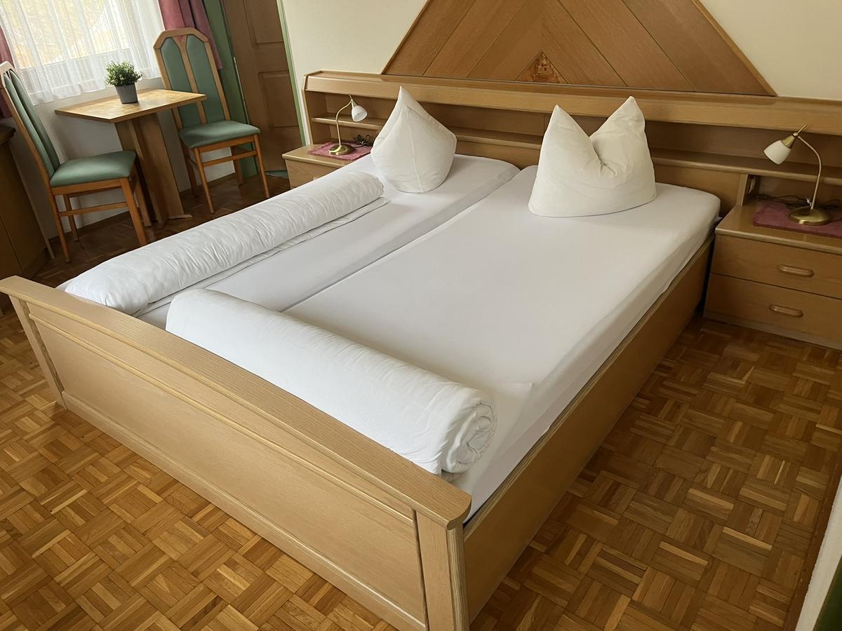 Doppelbett mit 2 Stk. Matratzen ca.200/80 cm , Doppelt&uuml;r-Kleiderschrank ca. 218/93/58 cm , Tisch ca. 60x60 cm, Eckverbau ohne K&uuml;hlschrank ca. 73/64/69 cm?d=2025-12-15 03:49:38