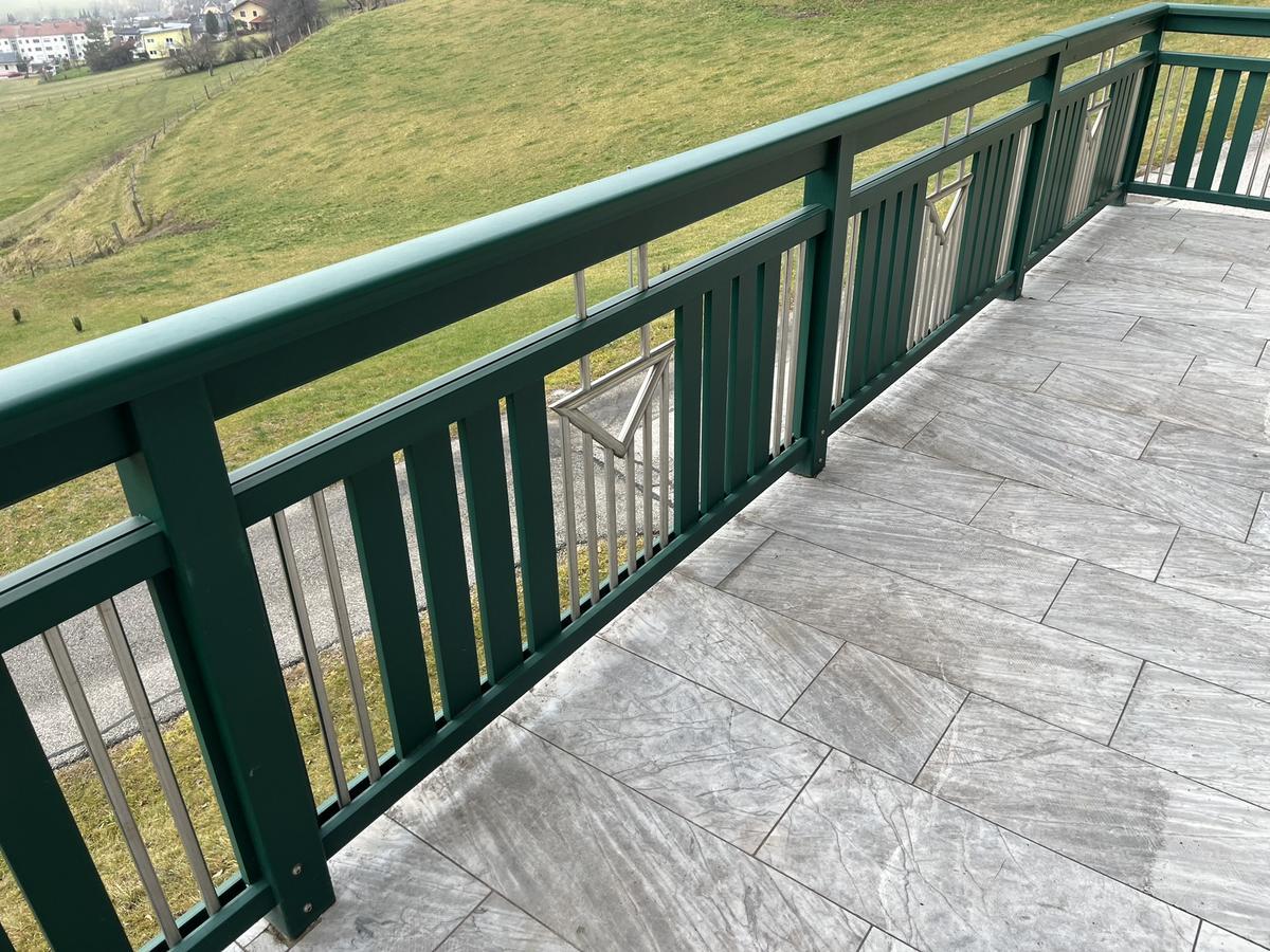 Aluzaun grün ca. 890/340/317 cm - leicht demontierbar - Profile abschraubbar von Bodenhülse - siehe Fotos