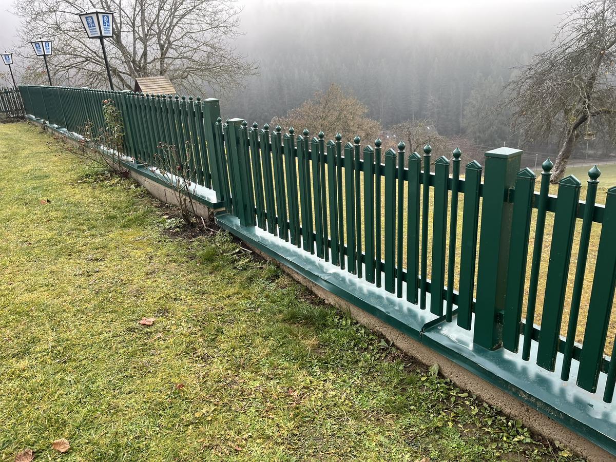 Aluzaun gr&uuml;n ca. 30 Laufmeter - leicht demontierbar - Profile abschraubbar von Bodenh&uuml;lse - siehe Fotos?d=2025-12-15 03:49:58