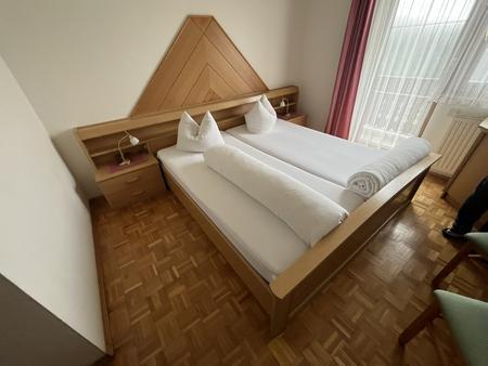 Doppelbett mit 2 Stk. Matratzen ca.200/80 cm , Doppeltür-Kleiderschrank ca. 218/93/58 cm , Tisch ca. 80x60 cm, Eckverbau ohne Kühlschrank ca. 73/64/69 cm Doppelbett mit 2 Stk. Matratzen ca.200/80 cm , Doppeltür-Kleiderschrank ca. 218/93/58 cm , Tisch ca. 80x60 cm, Eckverbau ohne Kühlschrank ca. 73/64/69 cm