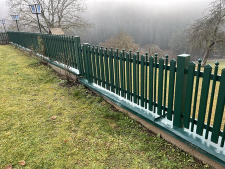 Aluzaun grün ca. 30 Laufmeter - leicht demontierbar - Profile abschraubbar von Bodenhülse - siehe Fotos Aluzaun grün ca. 30 Laufmeter - leicht demontierbar - Profile abschraubbar von Bodenhülse - siehe Fotos