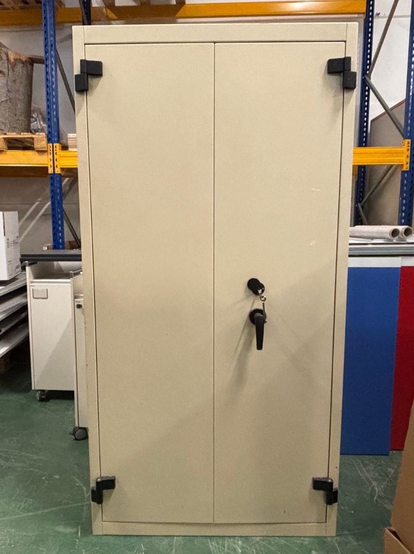 Tresor mit Schlüssel, Breite: 100cm, Tiefe: 50cm, Höhe: 195cm, Farbe Platte / Korpus / Tür: Creme?d=2025-12-13 00:56:43