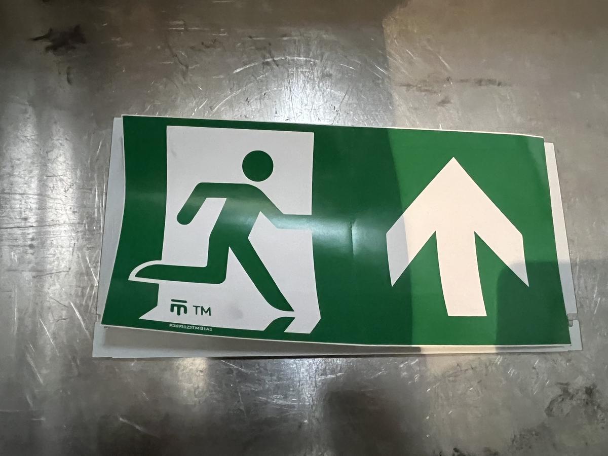 17 Stk. Fluchtraumschulder in Kunststoff