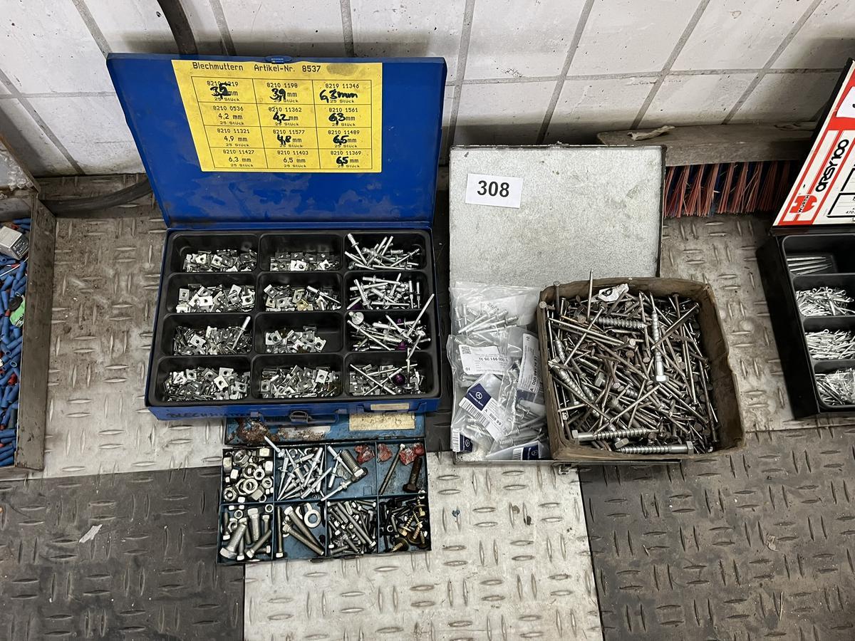 3 Kassetten mit Schrauben / Befestigungsmaterial