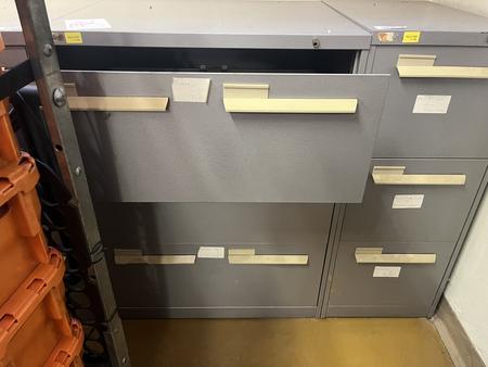 Blech - Werkzeugschrank mit 3 Auszugsladen, 104x81x68cm Blech - Werkzeugschrank mit 3 Auszugsladen, 104x81x68cm