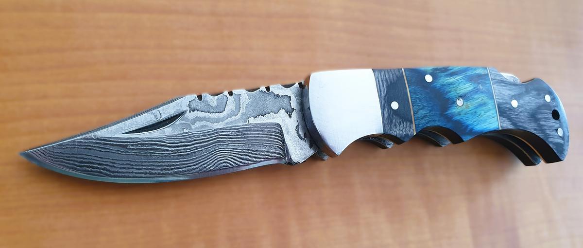 Damast-Taschenmesser / Damast-Klappmesser Micarta-Griff, Klinge Damaszener Stahl, kleiner Mangel: leichtes Spiel bei der Fixierung in ausgeklapptem Zustand, rund 100 Lagen, charakteristische, rustikale Schmiedeoberfl&auml;che, Griff Micarta, Farbe blau/schwarz?d=2025-12-23 14:52:53