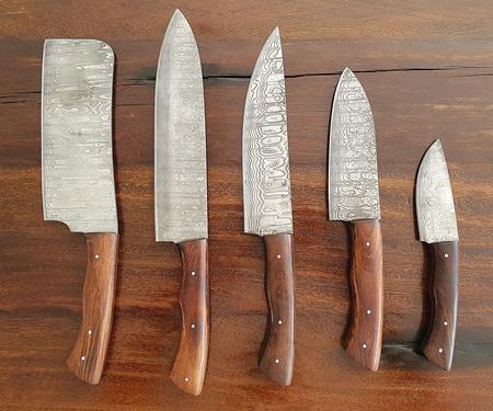 Kochset mit 5 Damast-Messer und brauner Lederrolle, Klinge Damaszener Stahl, rund 150 Lagen, charakteristische, rustikale Schmiedeoberfl�che, Griff Holz braun, Gesamtl�ngen 330 | 300 | 290 | 250 | 190 mm, Klingenl�ngen 200 | 180 | 160 | 130 | 90 mm, Kling
