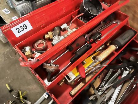 Blech-,Werkzeugkiste bef�llt mit Handwerkzeugen