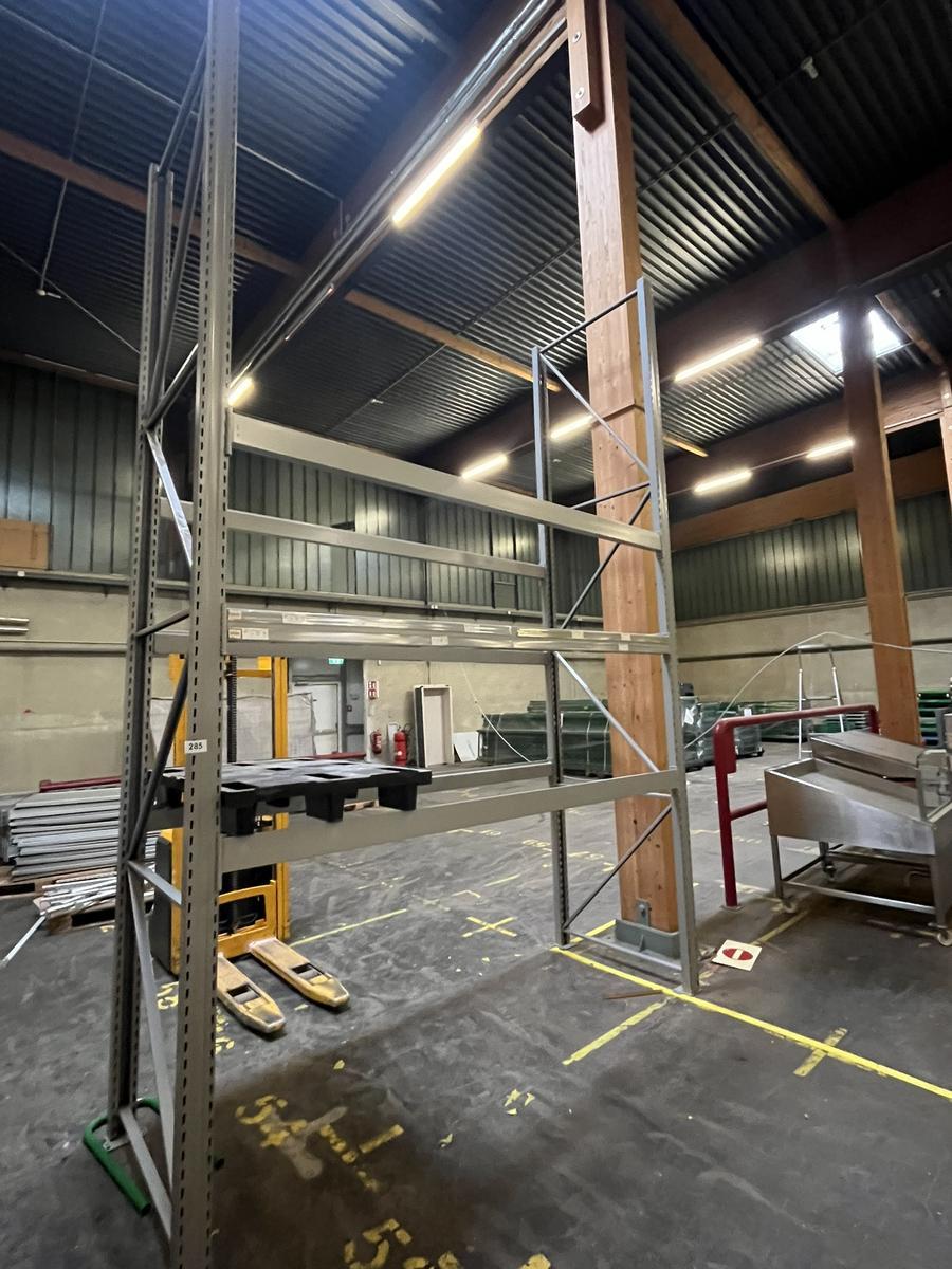 29.7 Laufmeter Schwerlastregale, ca. 4500x1050mm, ca. 132 Palettenpl&auml;tze, Nutzlast 1000kg pro Palette, 66 Balken 270cm, 12 Stk. Steher 450cm