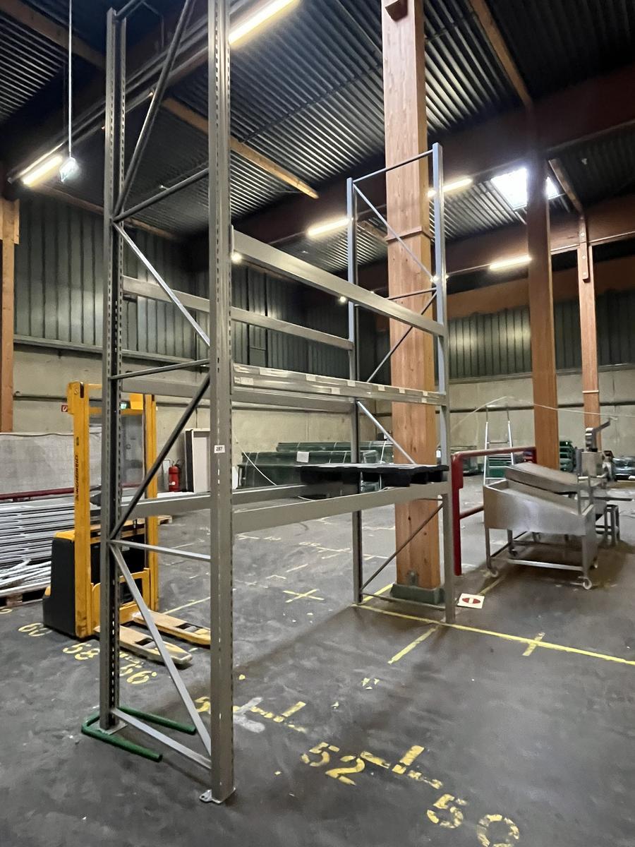 29.7 Laufmeter Schwerlastregale, ca. 4500x1050mm, ca. 132 Palettenpl&auml;tze, Nutzlast 1000kg pro Palette, 66 Balken 270cm, 12 Stk. Steher 450cm