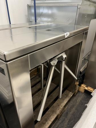 4 Stk. SLOT Drehkreuze - Personenzugangskontrolle & 3 Stk. Module mit Glaswand